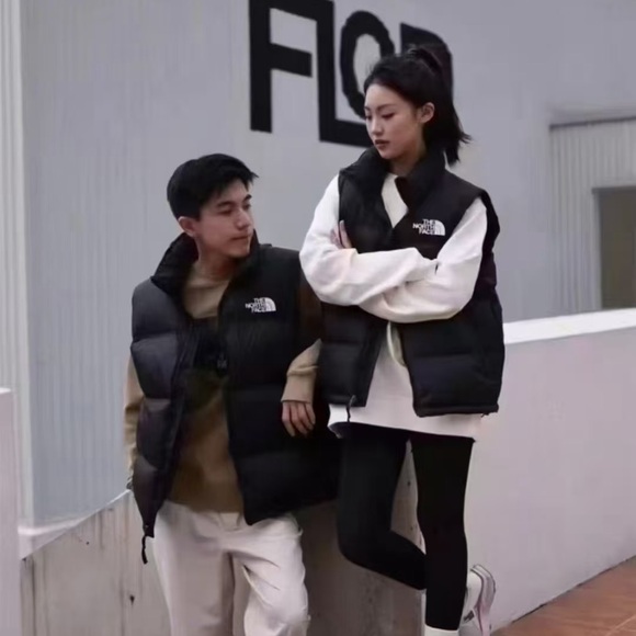 The North Face Women's Black 1996 700 down Insulated Vest - Picture 2 of 4